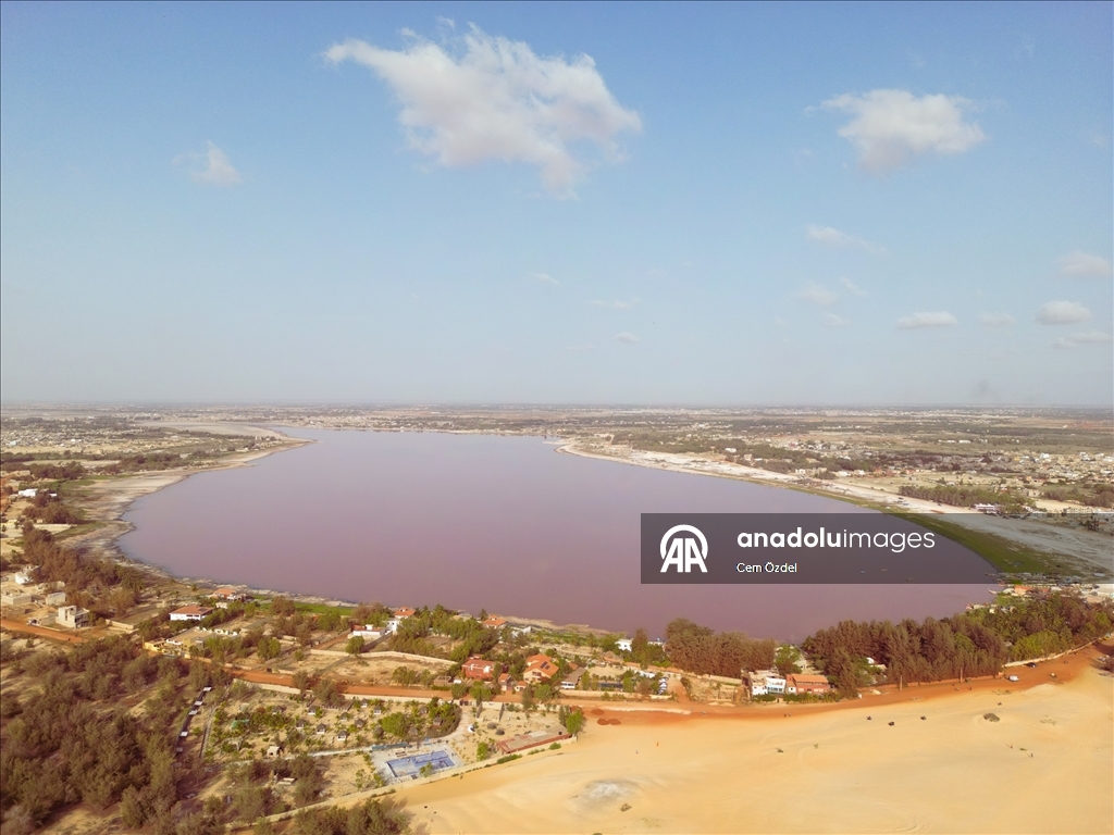 Senegal'de aşırı yağışlar nedeniyle yeşillenen Pembe Göl sonunda rengine kavuştu