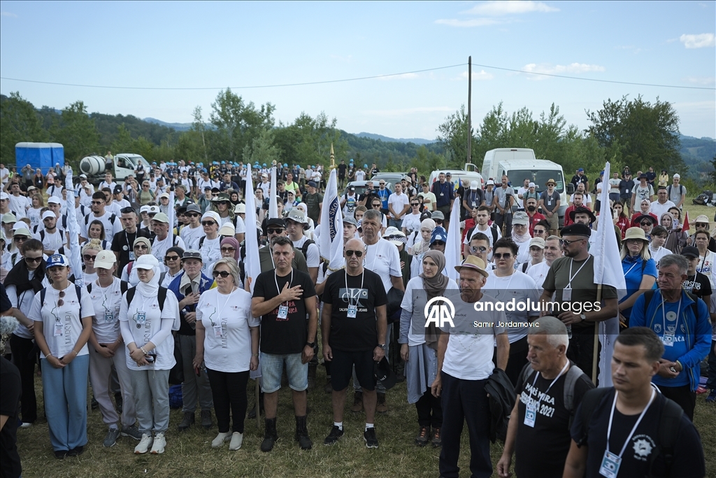 Krenuo "Marš mira": Hiljade ljudi odaju počast žrtvama genocida u Srebrenici