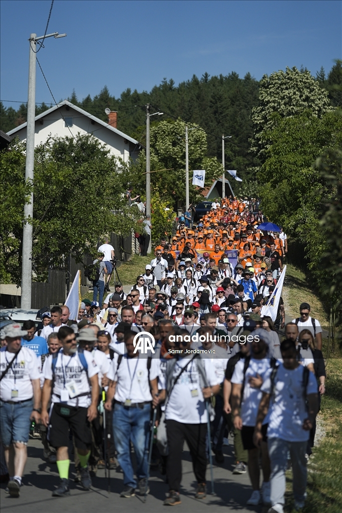 Krenuo "Marš mira": Hiljade ljudi odaju počast žrtvama genocida u Srebrenici