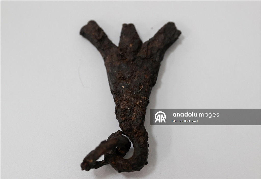 Uzuncaburç Antik Kenti'nde 1600 yıllık olduğu değerlendirilen terazi seti bulundu
