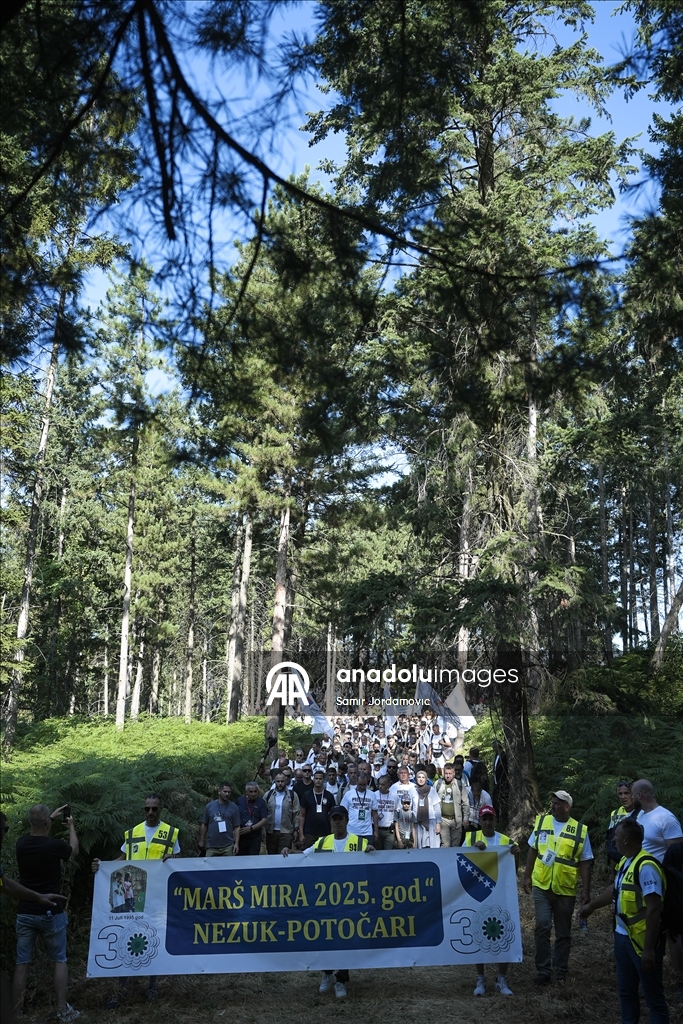 Krenuo "Marš mira": Hiljade ljudi odaju počast žrtvama genocida u Srebrenici