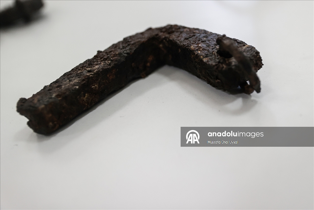 Uzuncaburç Antik Kenti'nde 1600 yıllık olduğu değerlendirilen terazi seti bulundu
