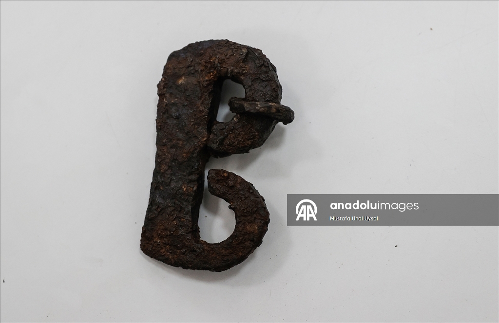 Uzuncaburç Antik Kenti'nde 1600 yıllık olduğu değerlendirilen terazi seti bulundu