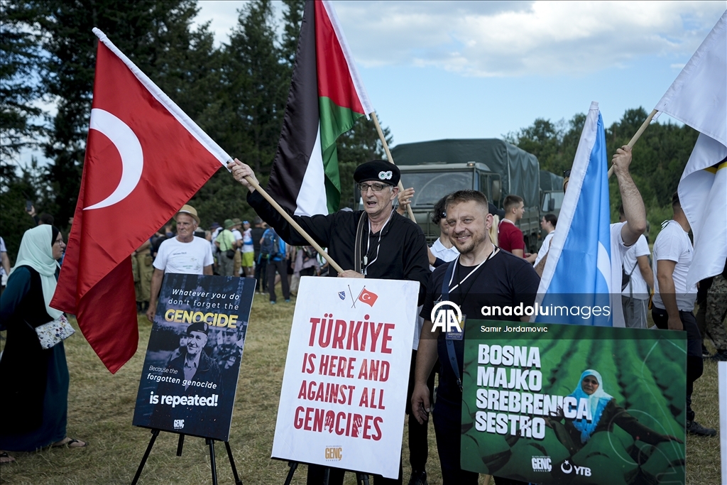 Krenuo "Marš mira": Hiljade ljudi odaju počast žrtvama genocida u Srebrenici