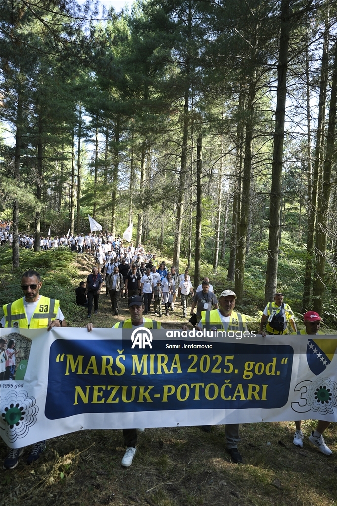 Krenuo "Marš mira": Hiljade ljudi odaju počast žrtvama genocida u Srebrenici