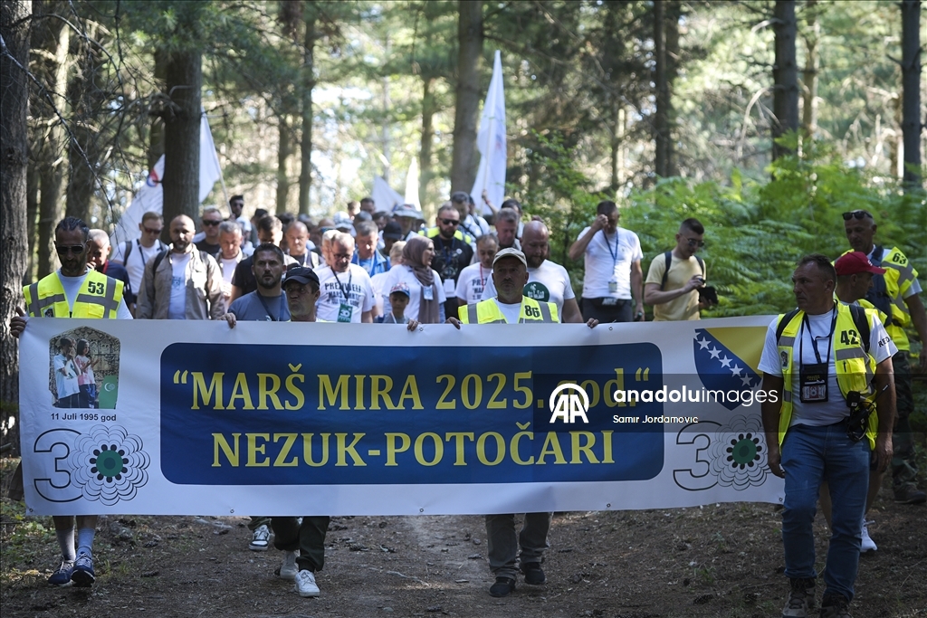 Krenuo "Marš mira": Hiljade ljudi odaju počast žrtvama genocida u Srebrenici