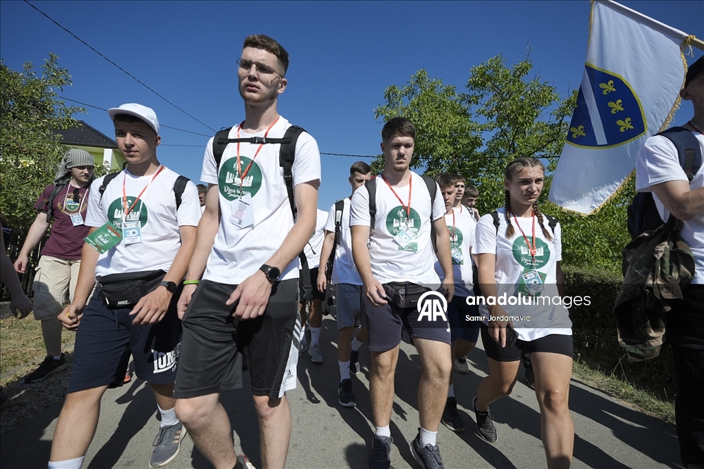 Krenuo "Marš mira": Hiljade ljudi odaju počast žrtvama genocida u Srebrenici