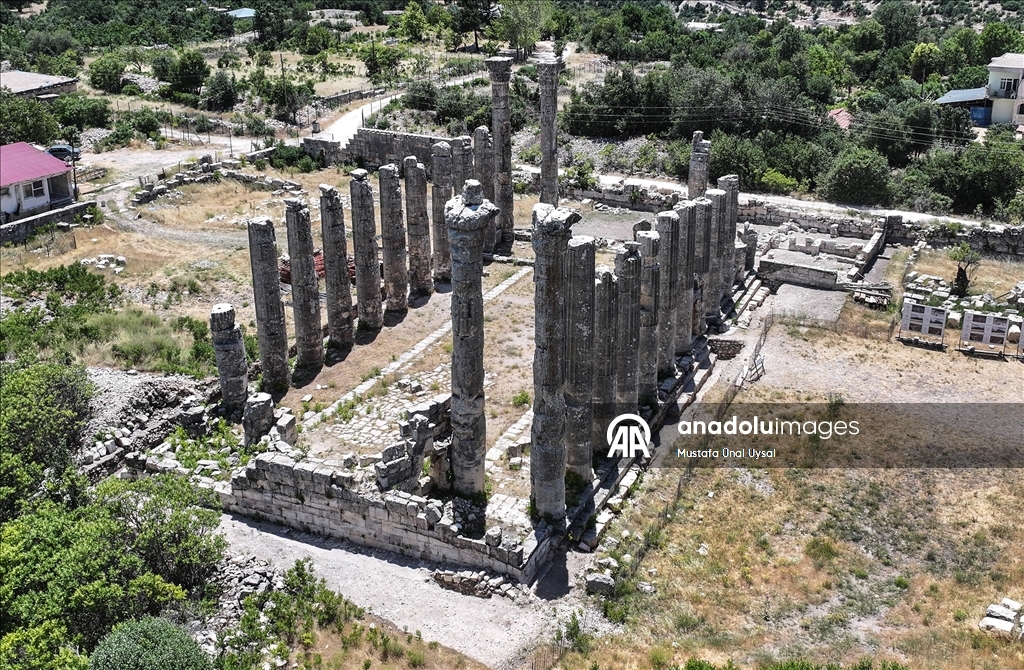 Uzuncaburç Antik Kenti'nde 1600 yıllık olduğu değerlendirilen terazi seti bulundu