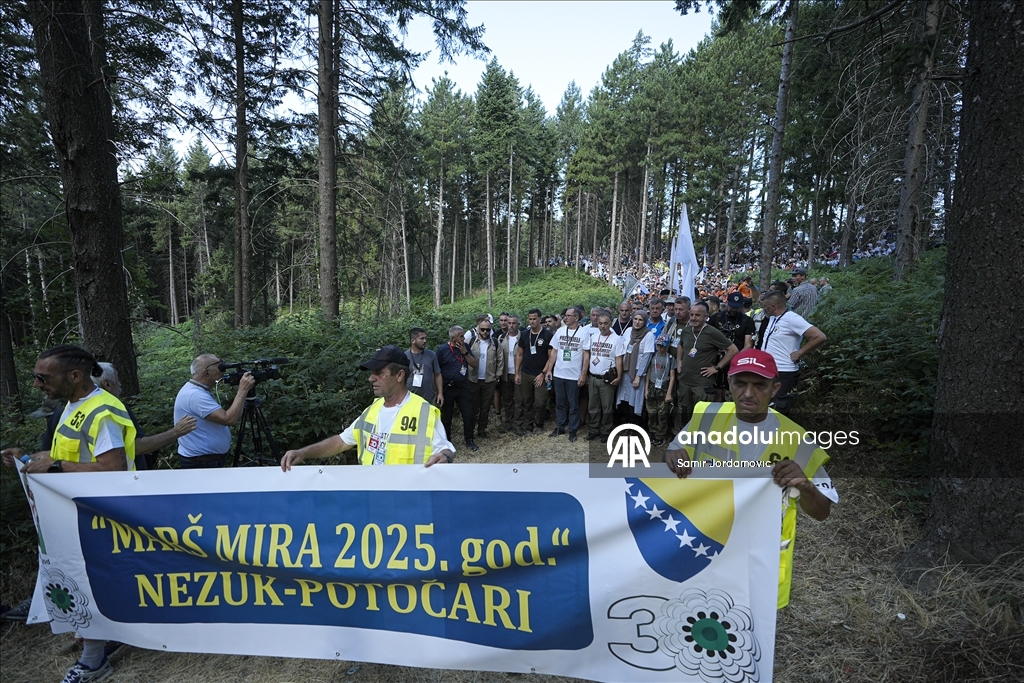 Krenuo "Marš mira": Hiljade ljudi odaju počast žrtvama genocida u Srebrenici