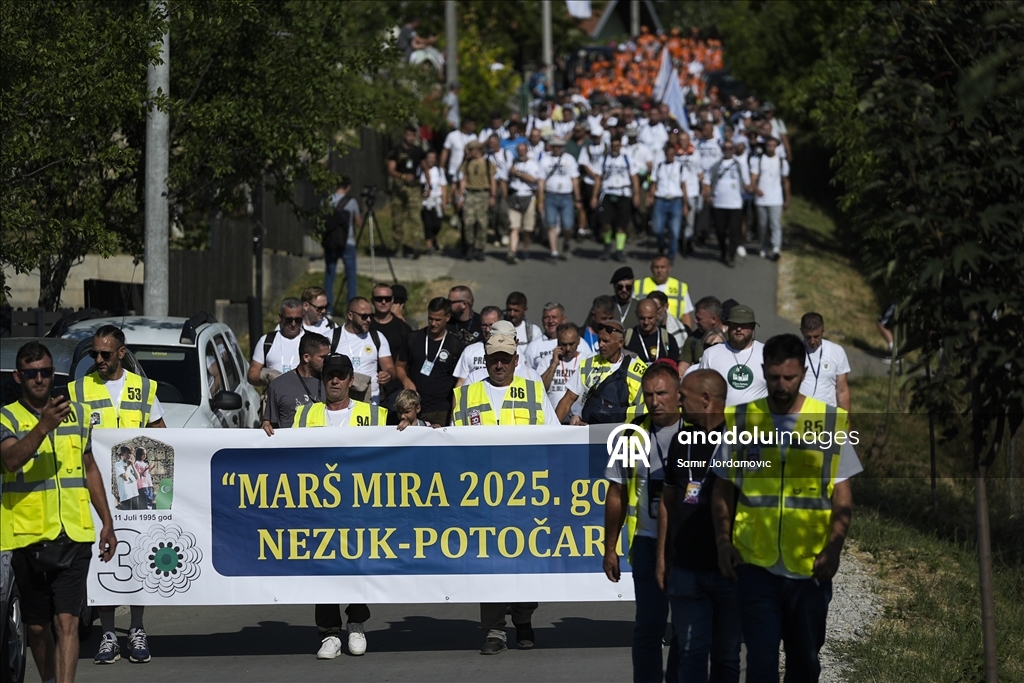 Krenuo "Marš mira": Hiljade ljudi odaju počast žrtvama genocida u Srebrenici
