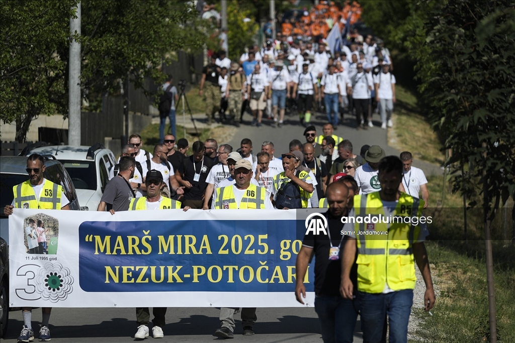 Krenuo "Marš mira": Hiljade ljudi odaju počast žrtvama genocida u Srebrenici