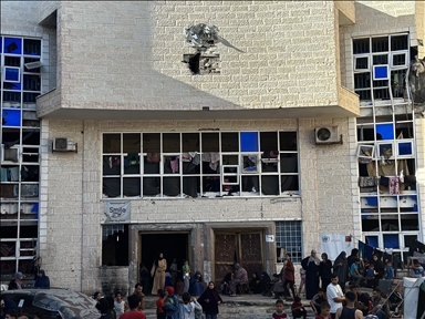 Gazze'de yerinden edilen Filistinliler, temel ihtiyaçların olmadığı sağlık merkezinde barınmaya çalışıyor