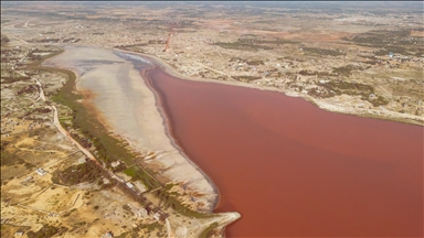 Senegal'de aşırı yağışlar nedeniyle yeşillenen Pembe Göl sonunda rengine kavuştu
