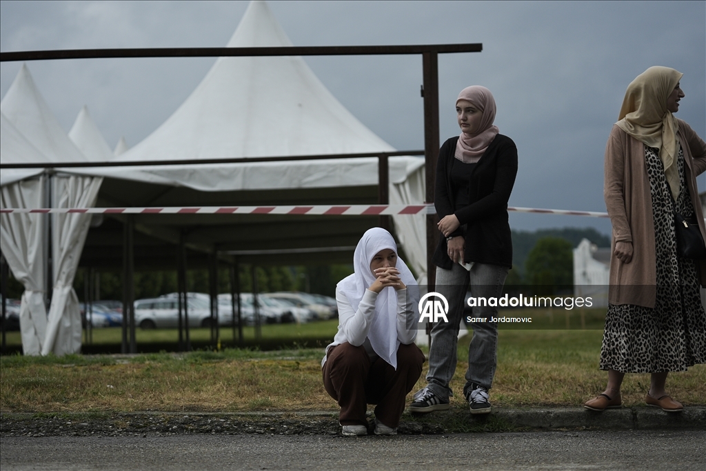 Srebrenitsa Soykırımı’nın 30’uncu yılında toprağa verilecek 7 cenaze, gözyaşlarıyla karşılandı