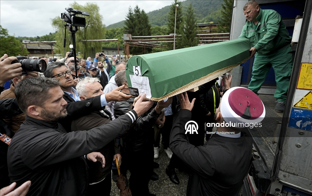 Srebrenitsa Soykırımı’nın 30’uncu yılında toprağa verilecek 7 cenaze, gözyaşlarıyla karşılandı
