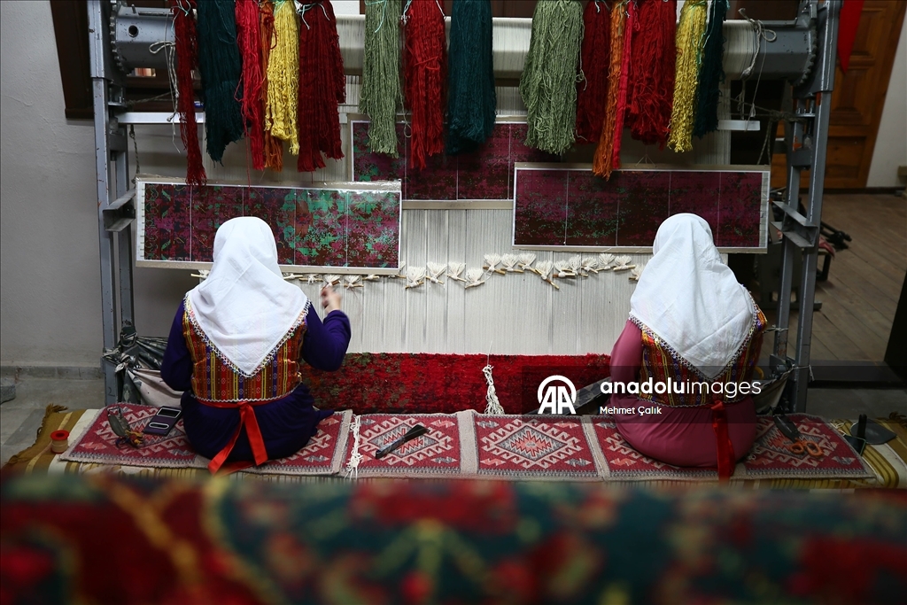Dünyaca ünlü müzelerde sergilenen Uşak halısının sırrı motifi ve ilmeğinde saklı