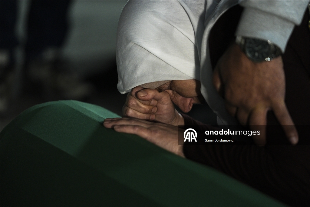 Srebrenitsa Soykırımı’nın 30’uncu yılında toprağa verilecek 7 cenaze, gözyaşlarıyla karşılandı