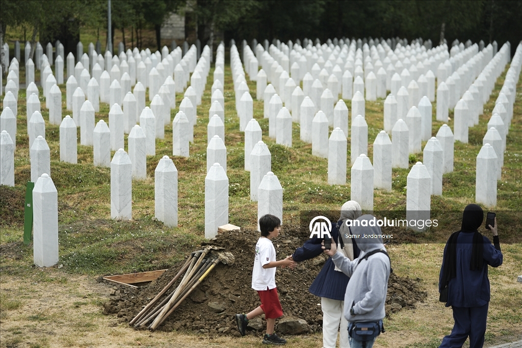 U Potočarima iskopani mezari za sedam žrtava genocida u Srebrenici