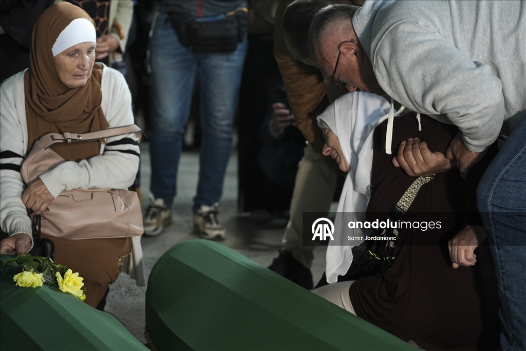 Srebrenitsa Soykırımı’nın 30’uncu yılında toprağa verilecek 7 cenaze, gözyaşlarıyla karşılandı