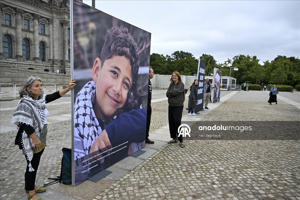 Gazzeli çocukların fotoğrafları, Almanya Meclisi önünde sergilendi