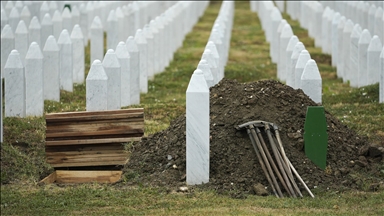 Srebrenitsa'da toprağa verilecek 7 soykırım kurbanı için mezar yerleri kazıldı