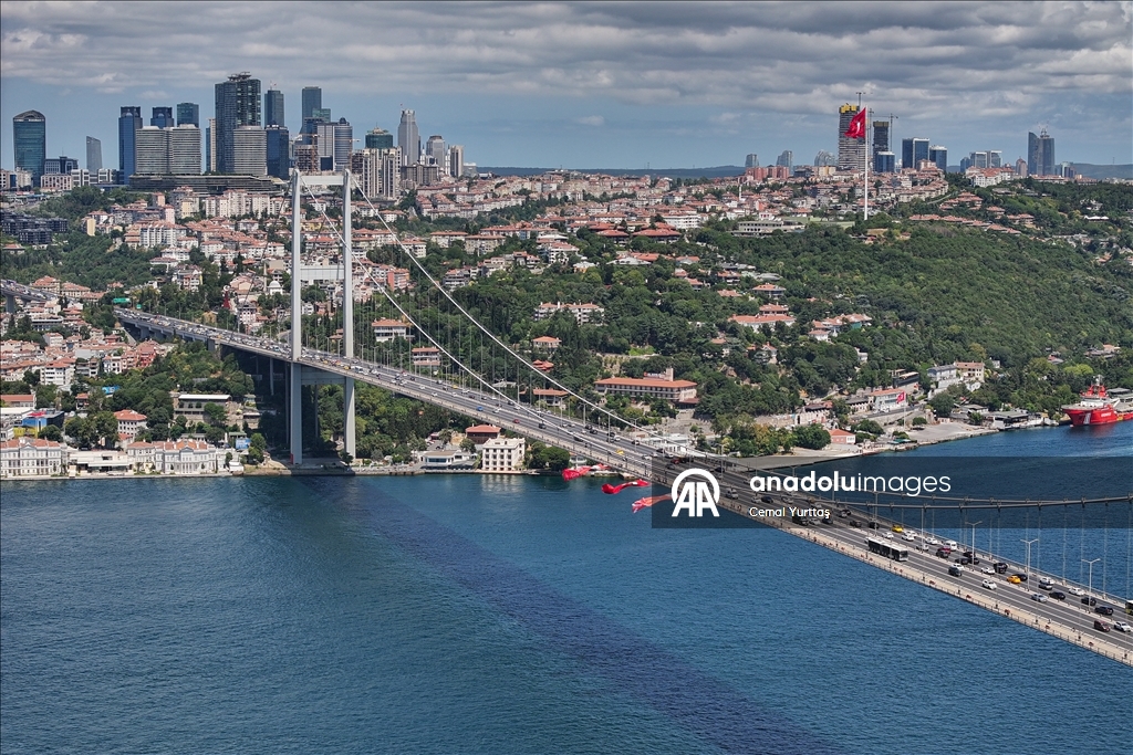 15 Temmuz Şehitler Köprüsü'ne Türk bayrağı asıldı