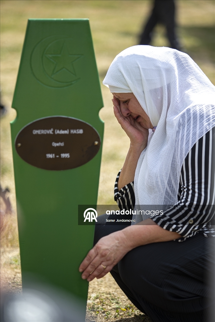 Familjet vizitojnë varret në Potoçari: Lot nënash dhe duar mbi mermerin e bardhë