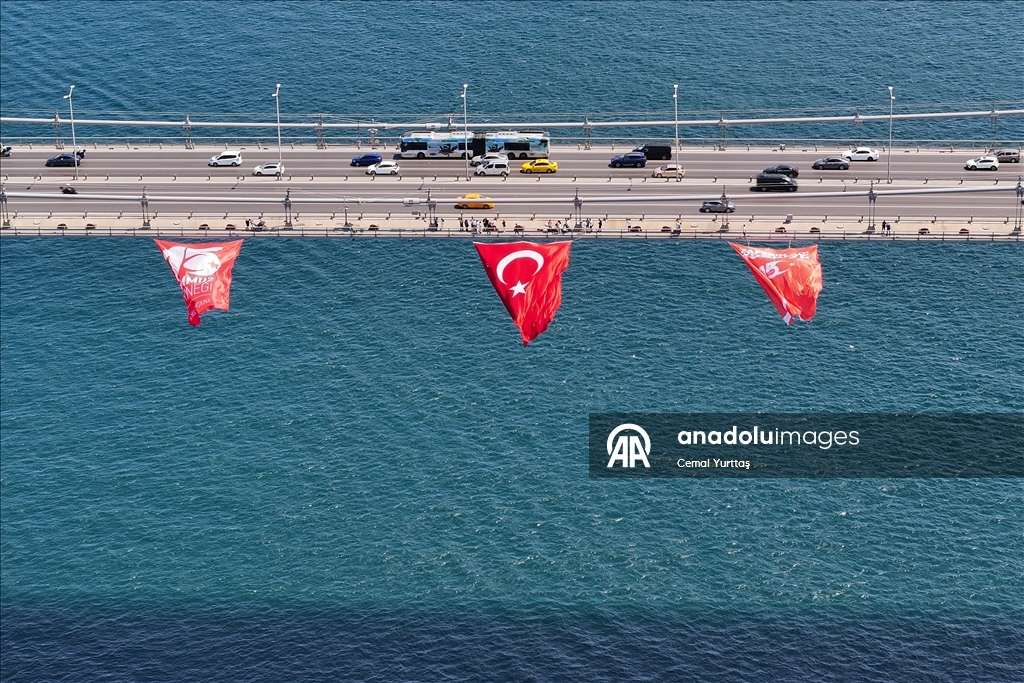 15 Temmuz Şehitler Köprüsü'ne Türk bayrağı asıldı