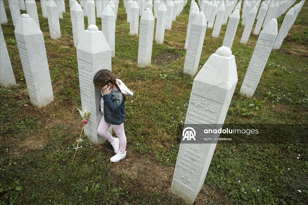 Familjet vizitojnë varret në Potoçari: Lot nënash dhe duar mbi mermerin e bardhë