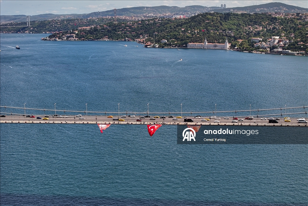 15 Temmuz Şehitler Köprüsü'ne Türk bayrağı asıldı
