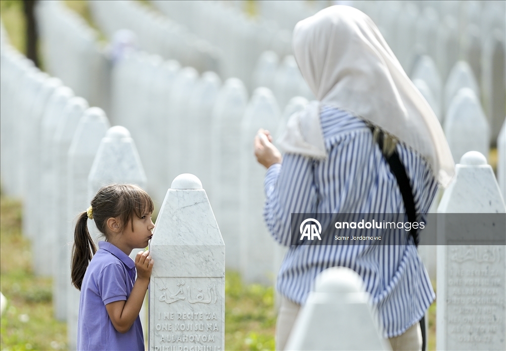 Familjet vizitojnë varret në Potoçari: Lot nënash dhe duar mbi mermerin e bardhë