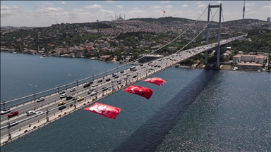15 Temmuz Şehitler Köprüsü'ne Türk bayrağı asıldı 