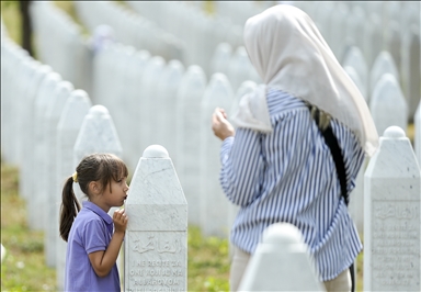 Familjet vizitojnë varret në Potoçari: Lot nënash dhe duar mbi mermerin e bardhë