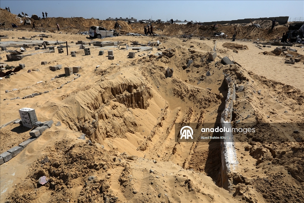 İsrail ordusu, Han Yunus'ta Filistinlilere ait bir mezarlığı ve çevresindeki çadırları tahrip etti