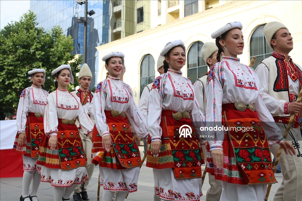 Шествие в Косово превратилось в яркий праздник уличного искусства