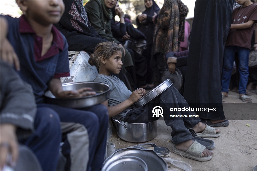 İsrail saldırısı ve ambargosu altındaki Gazze’deki Filistinlilere yemek dağıtıldı