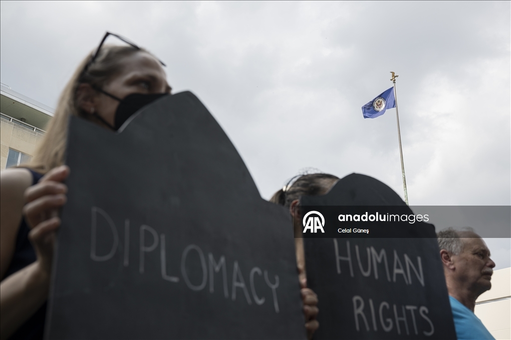 Сотрудники Госдепартамента США протестуют против массовых увольнений в Вашингтоне