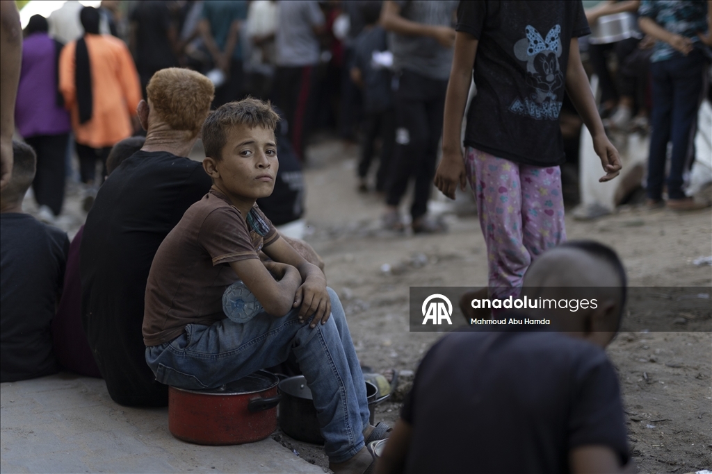 İsrail saldırısı ve ambargosu altındaki Gazze’deki Filistinlilere yemek dağıtıldı