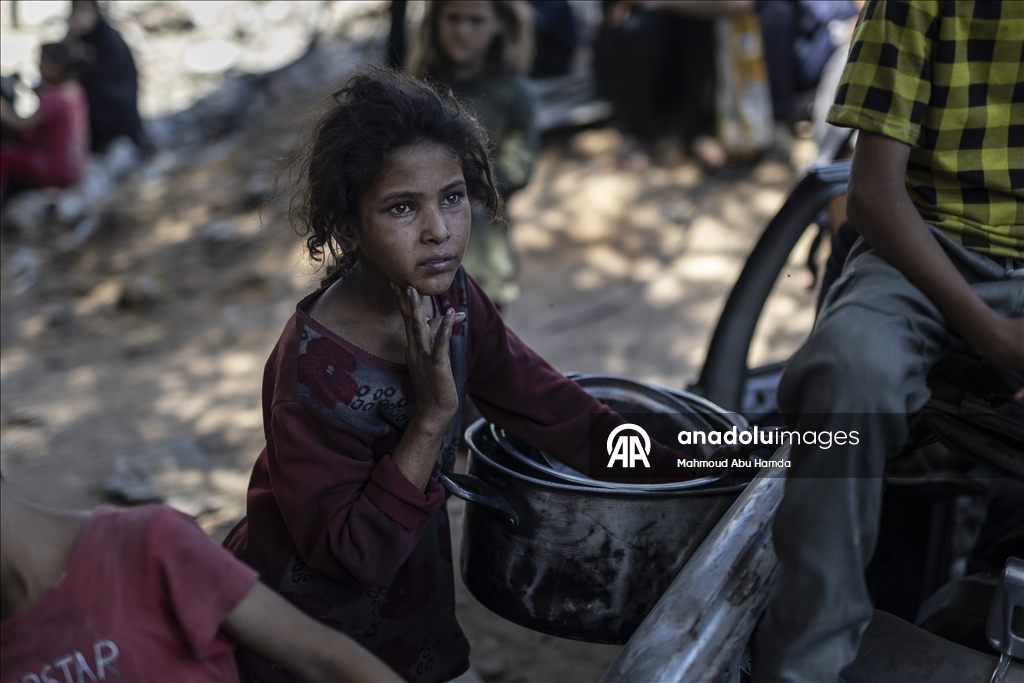 İsrail saldırısı ve ambargosu altındaki Gazze’deki Filistinlilere yemek dağıtıldı