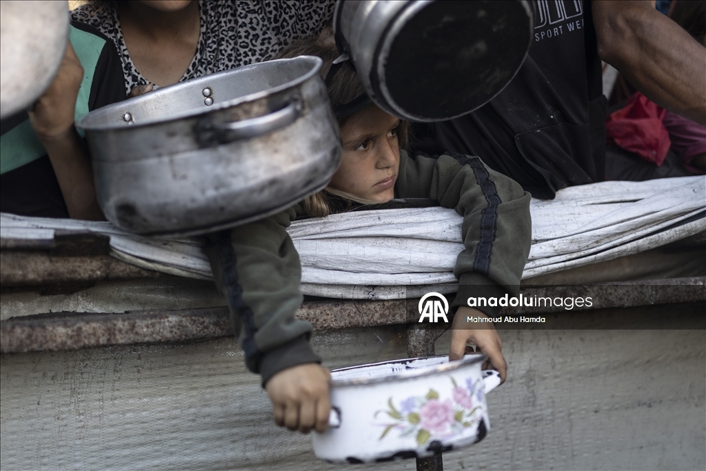 İsrail saldırısı ve ambargosu altındaki Gazze’deki Filistinlilere yemek dağıtıldı