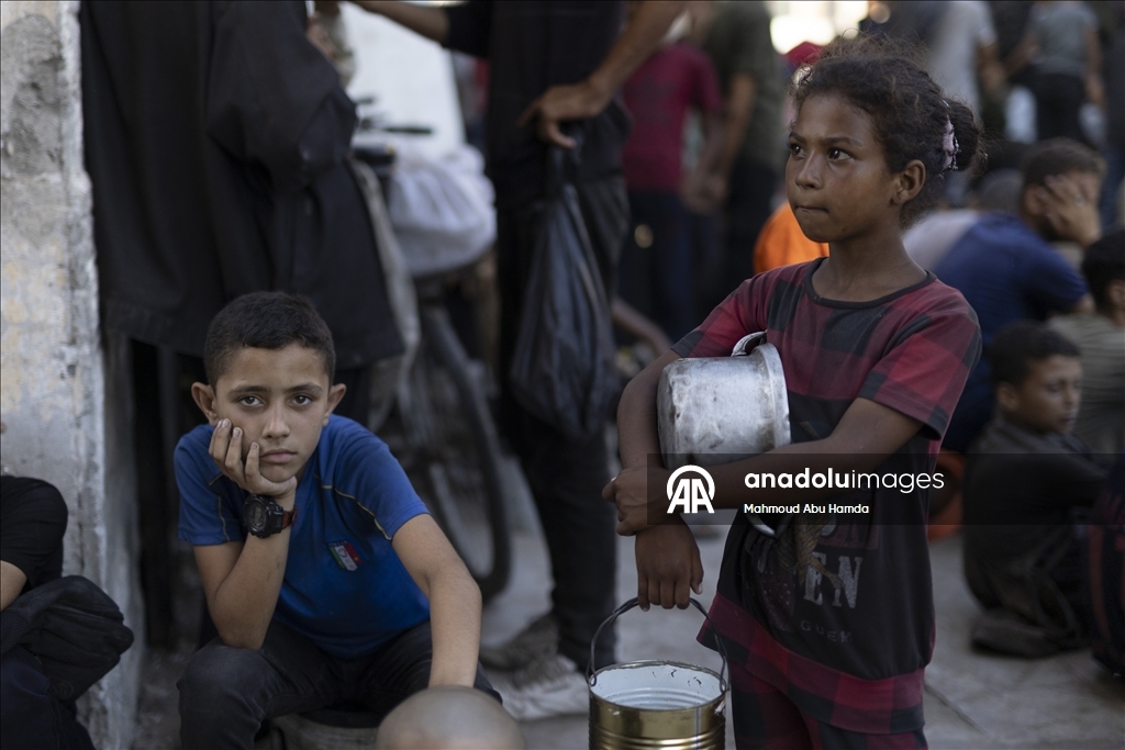 İsrail saldırısı ve ambargosu altındaki Gazze’deki Filistinlilere yemek dağıtıldı