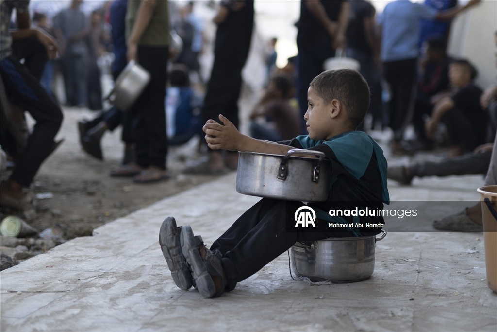 İsrail saldırısı ve ambargosu altındaki Gazze’deki Filistinlilere yemek dağıtıldı
