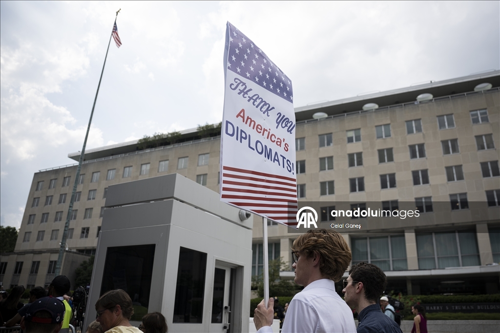 Сотрудники Госдепартамента США протестуют против массовых увольнений в Вашингтоне