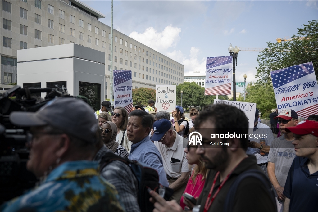 Сотрудники Госдепартамента США протестуют против массовых увольнений в Вашингтоне