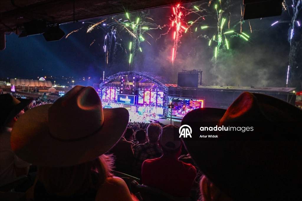‘Dünyanın En Büyük Açık Hava Gösterisi’ olarak bilinen Calgary Stampede, her yıl temmuz ayında on gün süren büyük bir şenlik olarak gerçekleşiyor.