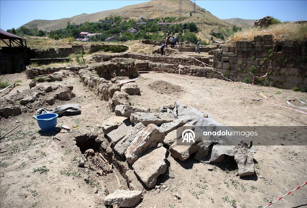 Bitlis Kalesi'nde Şiilerce kullanılan, üzerinde dua yazılı secde taşı bulundu