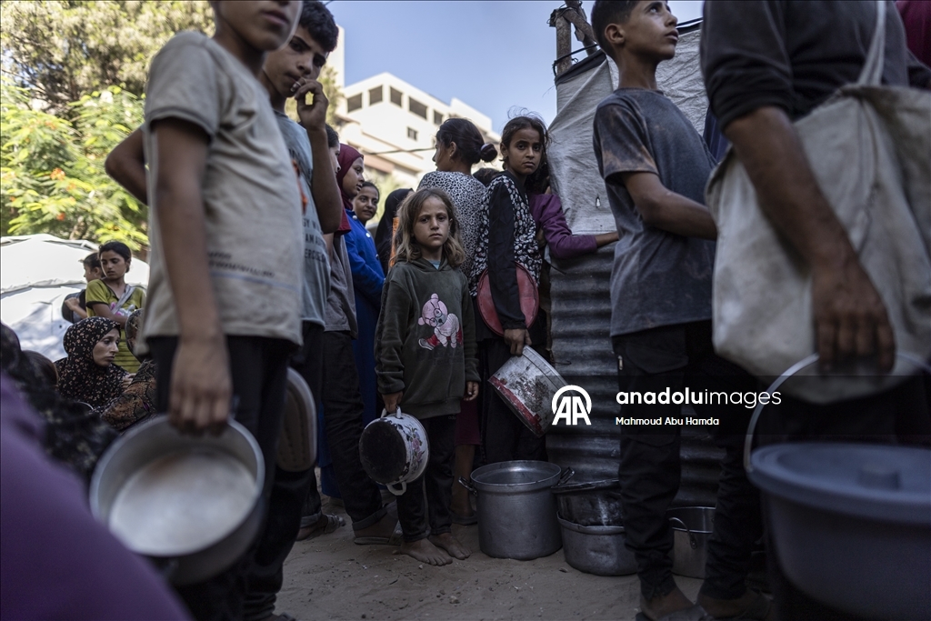 İsrail saldırısı ve ambargosu altındaki Gazze’deki Filistinlilere yemek dağıtıldı