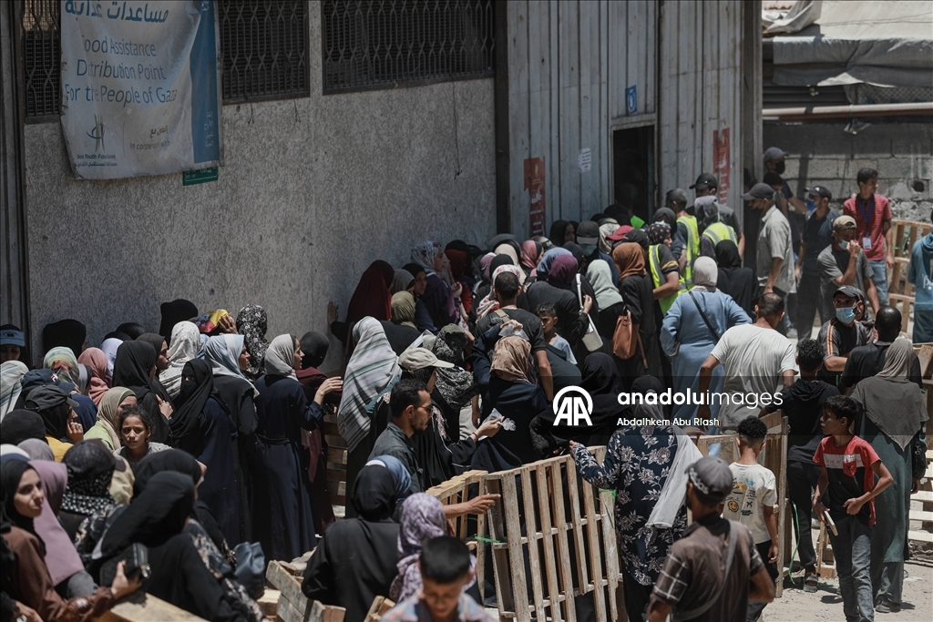 İsrail saldırıları altındaki Gazze'de Filistinlilere, un yardımı yapıldı