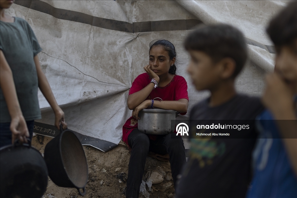 İsrail saldırısı ve ambargosu altındaki Gazze’deki Filistinlilere yemek dağıtıldı