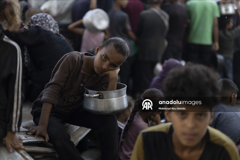 İsrail saldırısı ve ambargosu altındaki Gazze’deki Filistinlilere yemek dağıtıldı